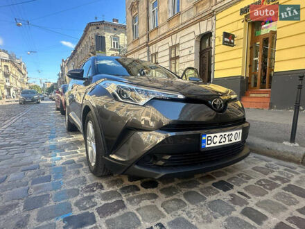 Серый Тойота C-HR, объемом двигателя 2 л и пробегом 78 тыс. км за 18700 $, фото 1 на Automoto.ua