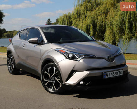 Серый Тойота C-HR, объемом двигателя 2 л и пробегом 53 тыс. км за 23500 $, фото 1 на Automoto.ua