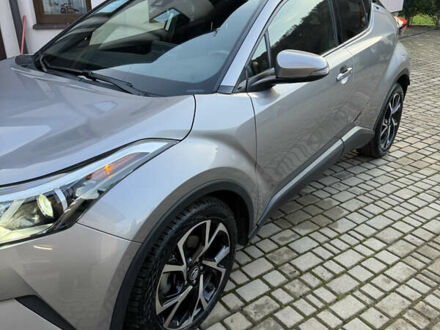 Тойота C-HR 2019 в Ивано-Франковске на Automoto.ua Серый Тойота C-HR, объемом двигателя 1.99 л и пробегом 53 тыс. км за 21000 $, фото 1 на Automoto.ua