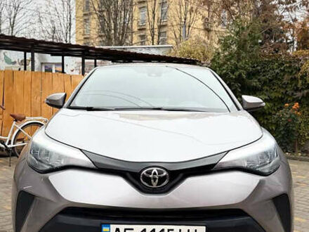 Серый Тойота C-HR, объемом двигателя 1.99 л и пробегом 67 тыс. км за 21500 $, фото 1 на Automoto.ua