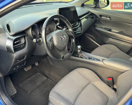 Синий Тойота C-HR, объемом двигателя 1.2 л и пробегом 75 тыс. км за 17300 $, фото 21 на Automoto.ua