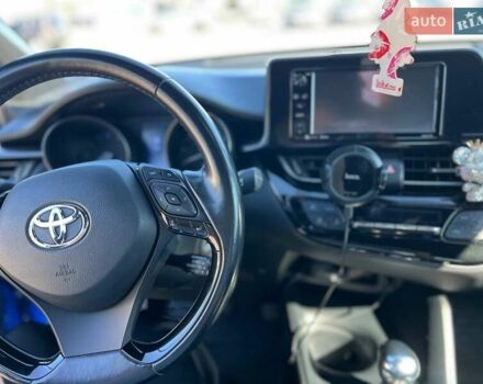 Синий Тойота C-HR, объемом двигателя 1.99 л и пробегом 59 тыс. км за 16700 $, фото 2 на Automoto.ua