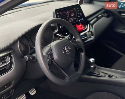 Синий Тойота C-HR, объемом двигателя 1.99 л и пробегом 101 тыс. км за 17490 $, фото 13 на Automoto.ua