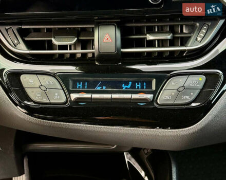 Синий Тойота C-HR, объемом двигателя 2 л и пробегом 107 тыс. км за 18500 $, фото 29 на Automoto.ua