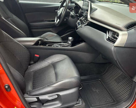 Помаранчевий Тойота C-HR, об'ємом двигуна 1.99 л та пробігом 60 тис. км за 27500 $, фото 7 на Automoto.ua