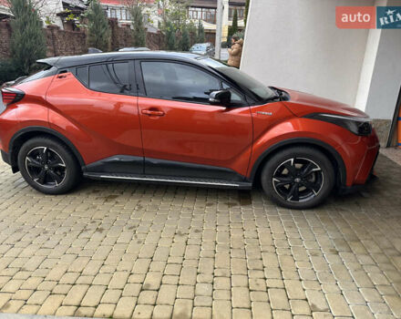 Оранжевый Тойота C-HR, объемом двигателя 1.99 л и пробегом 19 тыс. км за 33600 $, фото 2 на Automoto.ua