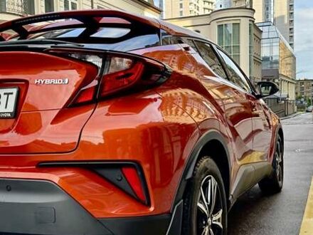 Тойота C-HR 2020 в Киеве на Automoto.ua Оранжевый Тойота C-HR, объемом двигателя 1.8 л и пробегом 77 тыс. км за 27000 $, фото 1 на Automoto.ua