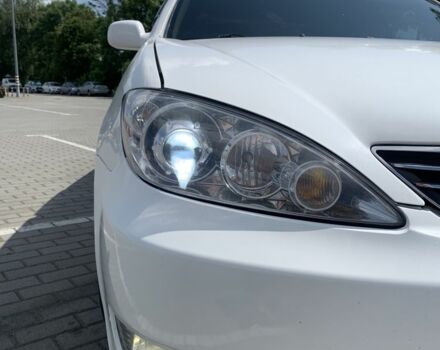 Белый Тойота Камри, объемом двигателя 2.4 л и пробегом 325 тыс. км за 5500 $, фото 1 на Automoto.ua