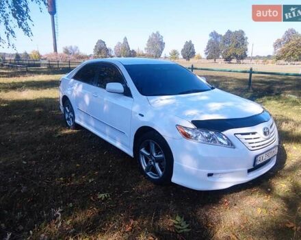 Белый Тойота Камри, объемом двигателя 2.4 л и пробегом 285 тыс. км за 6900 $, фото 3 на Automoto.ua