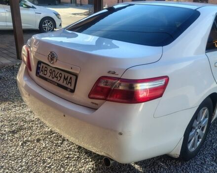 Белый Тойота Камри, объемом двигателя 2.4 л и пробегом 220 тыс. км за 8000 $, фото 2 на Automoto.ua