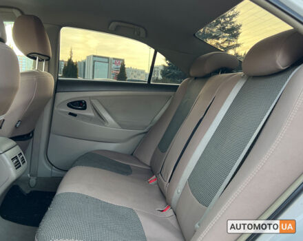 Белый Тойота Камри, объемом двигателя 2.4 л и пробегом 240 тыс. км за 10999 $, фото 9 на Automoto.ua