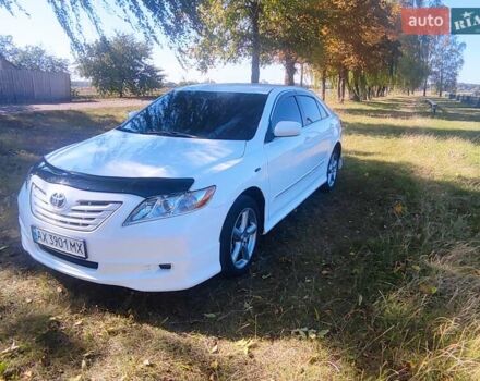 Белый Тойота Камри, объемом двигателя 2.4 л и пробегом 285 тыс. км за 6900 $, фото 1 на Automoto.ua