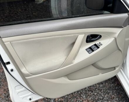 Белый Тойота Камри, объемом двигателя 2.4 л и пробегом 134 тыс. км за 7800 $, фото 11 на Automoto.ua