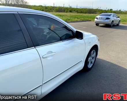 Белый Тойота Камри, объемом двигателя 2.4 л и пробегом 250 тыс. км за 8600 $, фото 2 на Automoto.ua