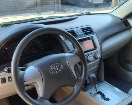 Белый Тойота Камри, объемом двигателя 2.4 л и пробегом 220 тыс. км за 8000 $, фото 3 на Automoto.ua