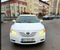 Белый Тойота Камри, объемом двигателя 2.4 л и пробегом 220 тыс. км за 6800 $, фото 1 на Automoto.ua