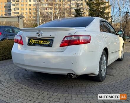 Белый Тойота Камри, объемом двигателя 2.4 л и пробегом 240 тыс. км за 10999 $, фото 6 на Automoto.ua