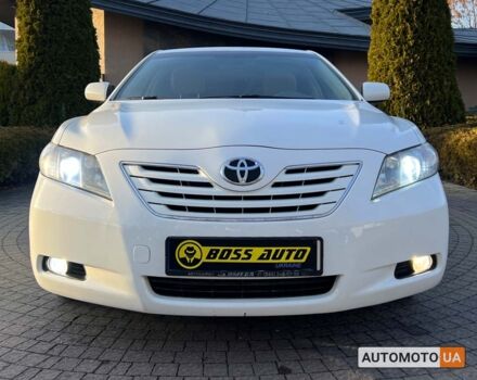 Белый Тойота Камри, объемом двигателя 2.4 л и пробегом 240 тыс. км за 10999 $, фото 1 на Automoto.ua