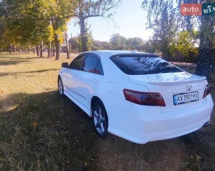 Белый Тойота Камри, объемом двигателя 2.4 л и пробегом 285 тыс. км за 6900 $, фото 2 на Automoto.ua
