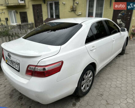 Белый Тойота Камри, объемом двигателя 2.36 л и пробегом 235 тыс. км за 8000 $, фото 1 на Automoto.ua