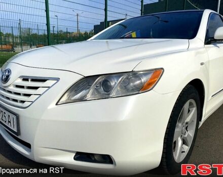 Белый Тойота Камри, объемом двигателя 2.4 л и пробегом 250 тыс. км за 8600 $, фото 1 на Automoto.ua