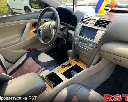 Белый Тойота Камри, объемом двигателя 2.4 л и пробегом 250 тыс. км за 8600 $, фото 3 на Automoto.ua