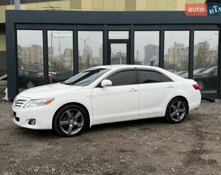Белый Тойота Камри, объемом двигателя 3.46 л и пробегом 281 тыс. км за 12990 $, фото 2 на Automoto.ua