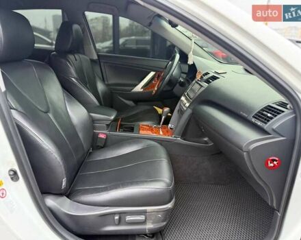 Белый Тойота Камри, объемом двигателя 3.46 л и пробегом 281 тыс. км за 12990 $, фото 11 на Automoto.ua