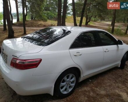 Белый Тойота Камри, объемом двигателя 2.4 л и пробегом 270 тыс. км за 10500 $, фото 1 на Automoto.ua