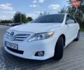 Белый Тойота Камри, объемом двигателя 2.5 л и пробегом 335 тыс. км за 10000 $, фото 1 на Automoto.ua