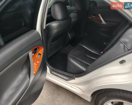 Белый Тойота Камри, объемом двигателя 2.4 л и пробегом 197 тыс. км за 9900 $, фото 6 на Automoto.ua