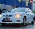 Белый Тойота Камри, объемом двигателя 2.5 л и пробегом 310 тыс. км за 8990 $, фото 1 на Automoto.ua