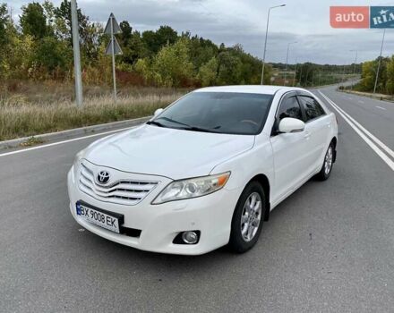 Белый Тойота Камри, объемом двигателя 2.4 л и пробегом 227 тыс. км за 10350 $, фото 2 на Automoto.ua