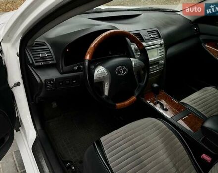 Белый Тойота Камри, объемом двигателя 2.4 л и пробегом 227 тыс. км за 10350 $, фото 9 на Automoto.ua