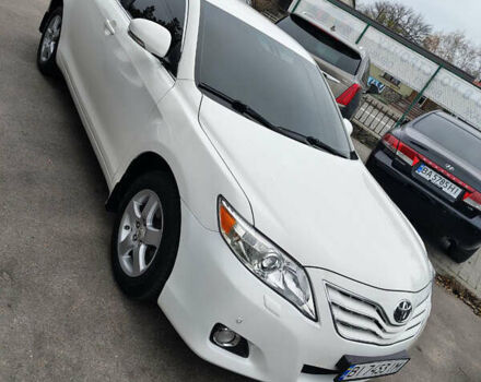 Белый Тойота Камри, объемом двигателя 2.4 л и пробегом 197 тыс. км за 9900 $, фото 1 на Automoto.ua