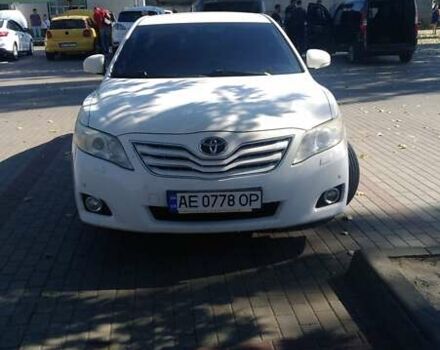 Белый Тойота Камри, объемом двигателя 2.4 л и пробегом 335 тыс. км за 9500 $, фото 2 на Automoto.ua