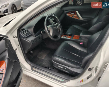 Белый Тойота Камри, объемом двигателя 2.4 л и пробегом 197 тыс. км за 9900 $, фото 5 на Automoto.ua