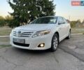 Белый Тойота Камри, объемом двигателя 2.4 л и пробегом 220 тыс. км за 9750 $, фото 1 на Automoto.ua
