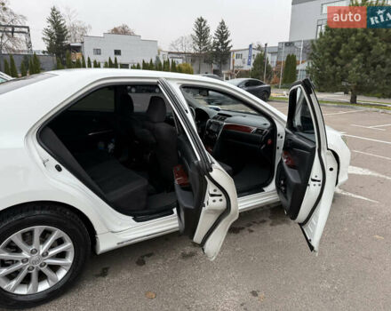 Белый Тойота Камри, объемом двигателя 2.49 л и пробегом 218 тыс. км за 12300 $, фото 2 на Automoto.ua