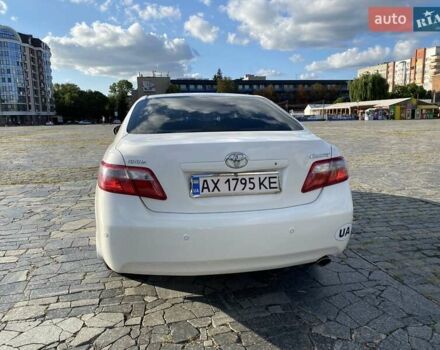 Белый Тойота Камри, объемом двигателя 2.36 л и пробегом 210 тыс. км за 12100 $, фото 6 на Automoto.ua