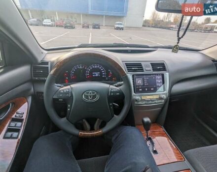 Белый Тойота Камри, объемом двигателя 2.4 л и пробегом 200 тыс. км за 11000 $, фото 13 на Automoto.ua