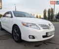 Белый Тойота Камри, объемом двигателя 2.4 л и пробегом 200 тыс. км за 11000 $, фото 1 на Automoto.ua