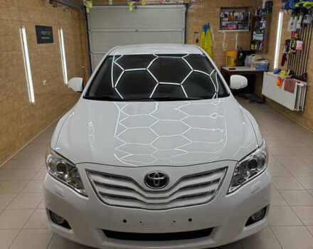 Белый Тойота Камри, объемом двигателя 2.4 л и пробегом 42 тыс. км за 13500 $, фото 1 на Automoto.ua