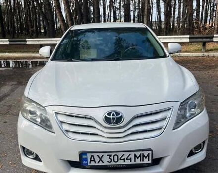 Белый Тойота Камри, объемом двигателя 2.36 л и пробегом 263 тыс. км за 10000 $, фото 1 на Automoto.ua