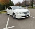 Белый Тойота Камри, объемом двигателя 2.5 л и пробегом 230 тыс. км за 10600 $, фото 1 на Automoto.ua