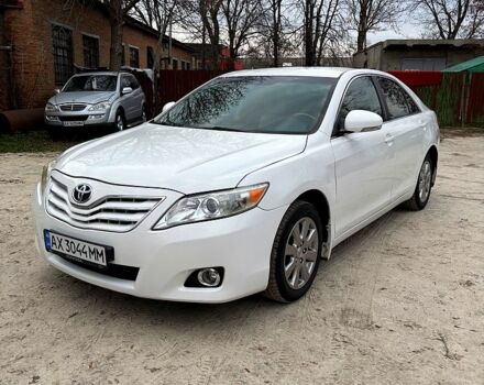 Белый Тойота Камри, объемом двигателя 2.4 л и пробегом 220 тыс. км за 7800 $, фото 1 на Automoto.ua