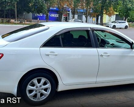 Белый Тойота Камри, объемом двигателя 2.4 л и пробегом 163 тыс. км за 8800 $, фото 1 на Automoto.ua