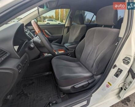 Белый Тойота Камри, объемом двигателя 2.4 л и пробегом 200 тыс. км за 11000 $, фото 1 на Automoto.ua