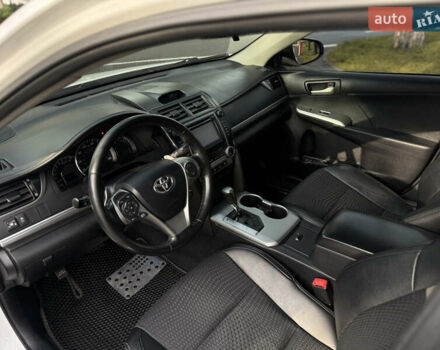 Белый Тойота Камри, объемом двигателя 2.5 л и пробегом 180 тыс. км за 10999 $, фото 11 на Automoto.ua