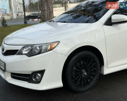Белый Тойота Камри, объемом двигателя 2.5 л и пробегом 180 тыс. км за 10999 $, фото 2 на Automoto.ua
